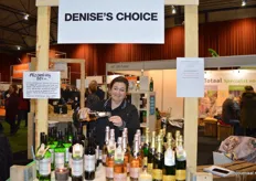 Denise Schloss van Denise’s Choice schenkt een alcoholvrije mousserende wijn in voor haar bezoekers. Sinds januari ook biologisch waar ze enorm trots op is! Het assortiment bestaat uit 2 wijnen en 2 mousserende wijnen, per glas 18 calorieën, verkrijgbaar bij speciaalzaken.